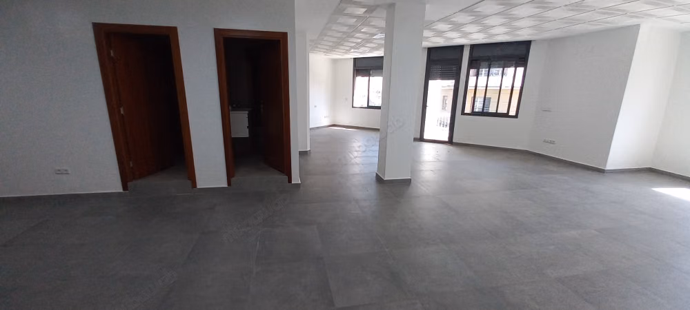 Oficinas en alquiler en Mers Sultan. Superficie de 180 m². Aire acondicionado