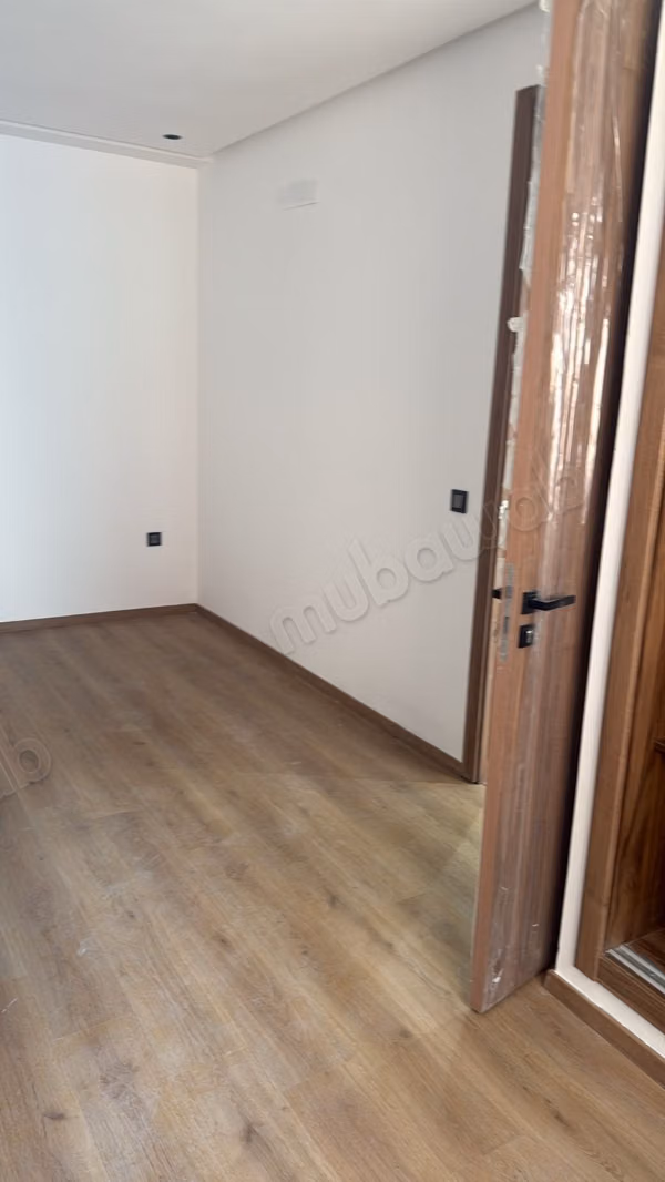 Appartement à louer à Les Hôpitaux. 1 Pièce. Résidence avec concierge, climatisation générale