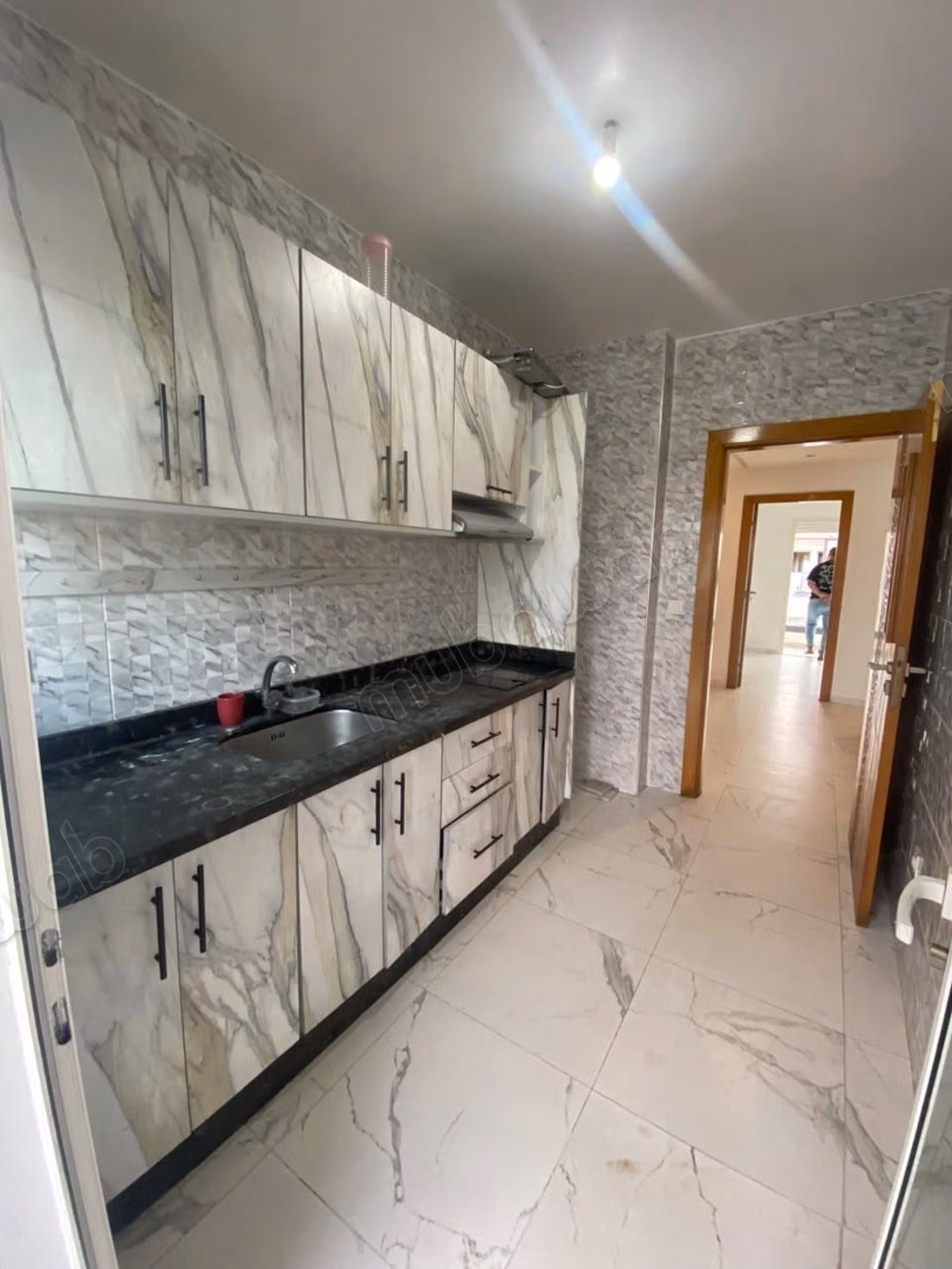 Bell'appartamento in affitto a Harhoura. 4 camere confortevoli. Porta blindata e residenza sicura