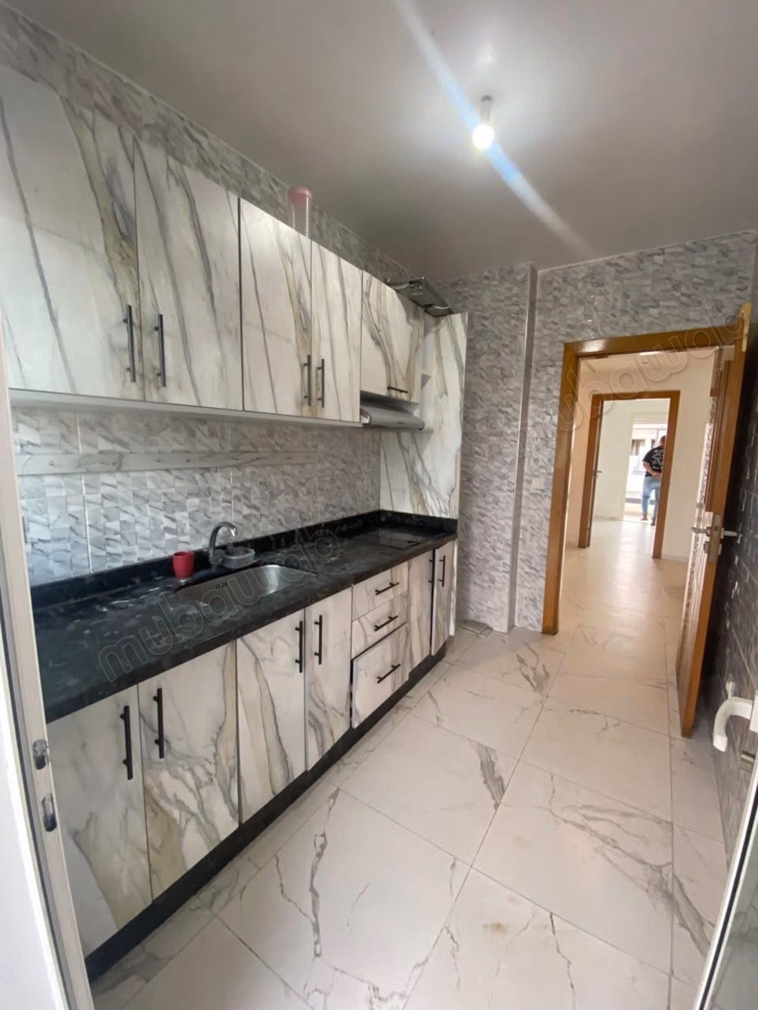 Bell'appartamento in affitto a Harhoura. 4 camere confortevoli. Porta blindata e residenza sicura