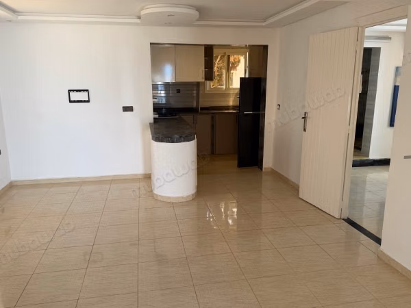 Maison de haut standing à vendre à Harhoura. Superficie 123 m². Porte blindée, salon marocain