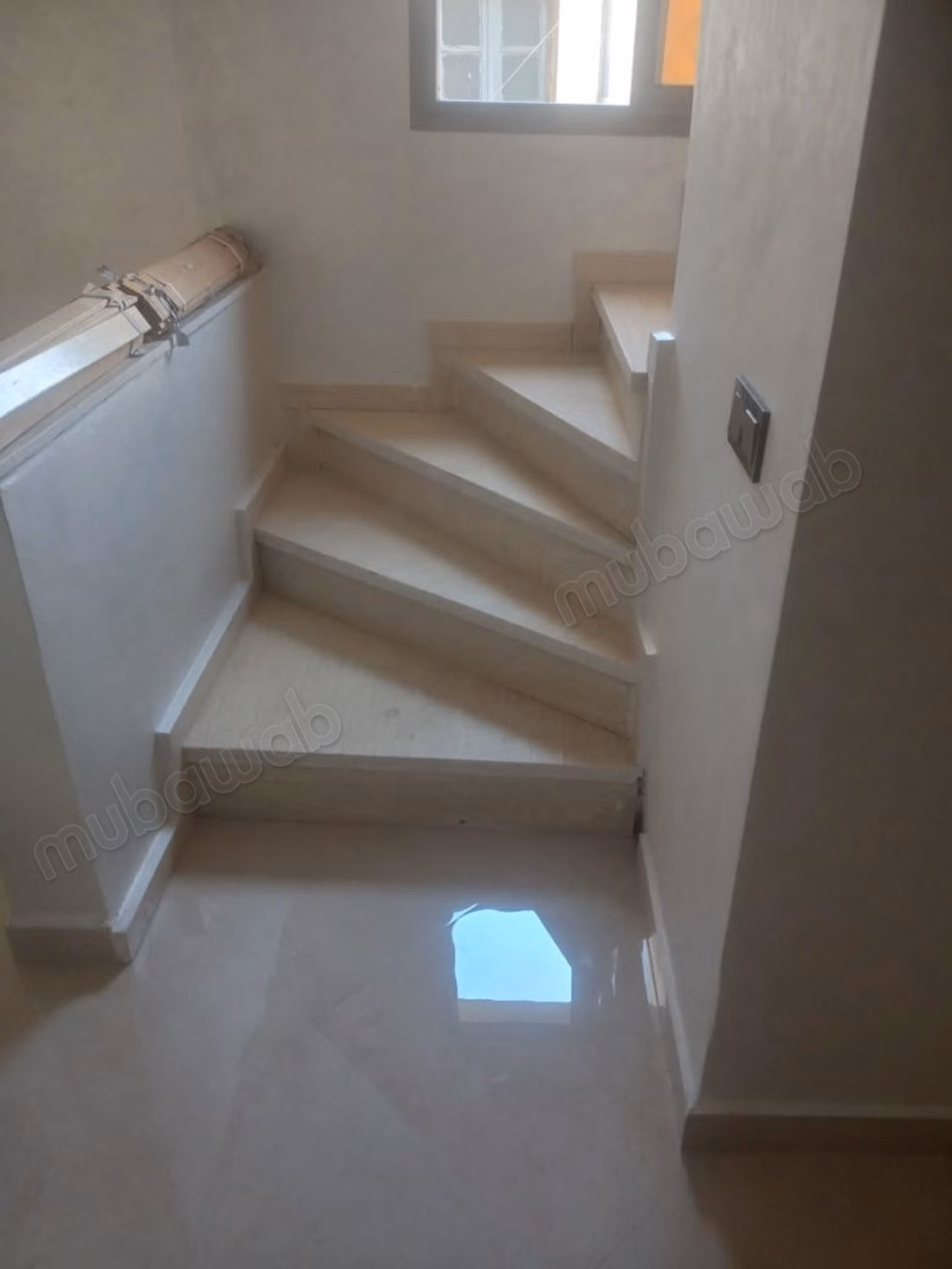 Find your house to buy in Belvédère. Area of 141 m². Traditional living room and armored door