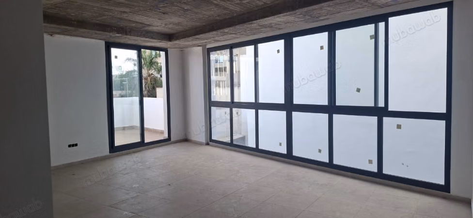Bureaux en location à Oasis. 
Surface de 65 m². 
Résidence avec concierge, climatisation générale