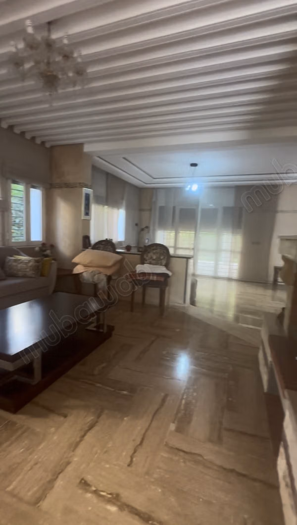 Maison de luxe à vendre à Bir Rami Est. 9 grandes pièces. Belle terrasse et jardin