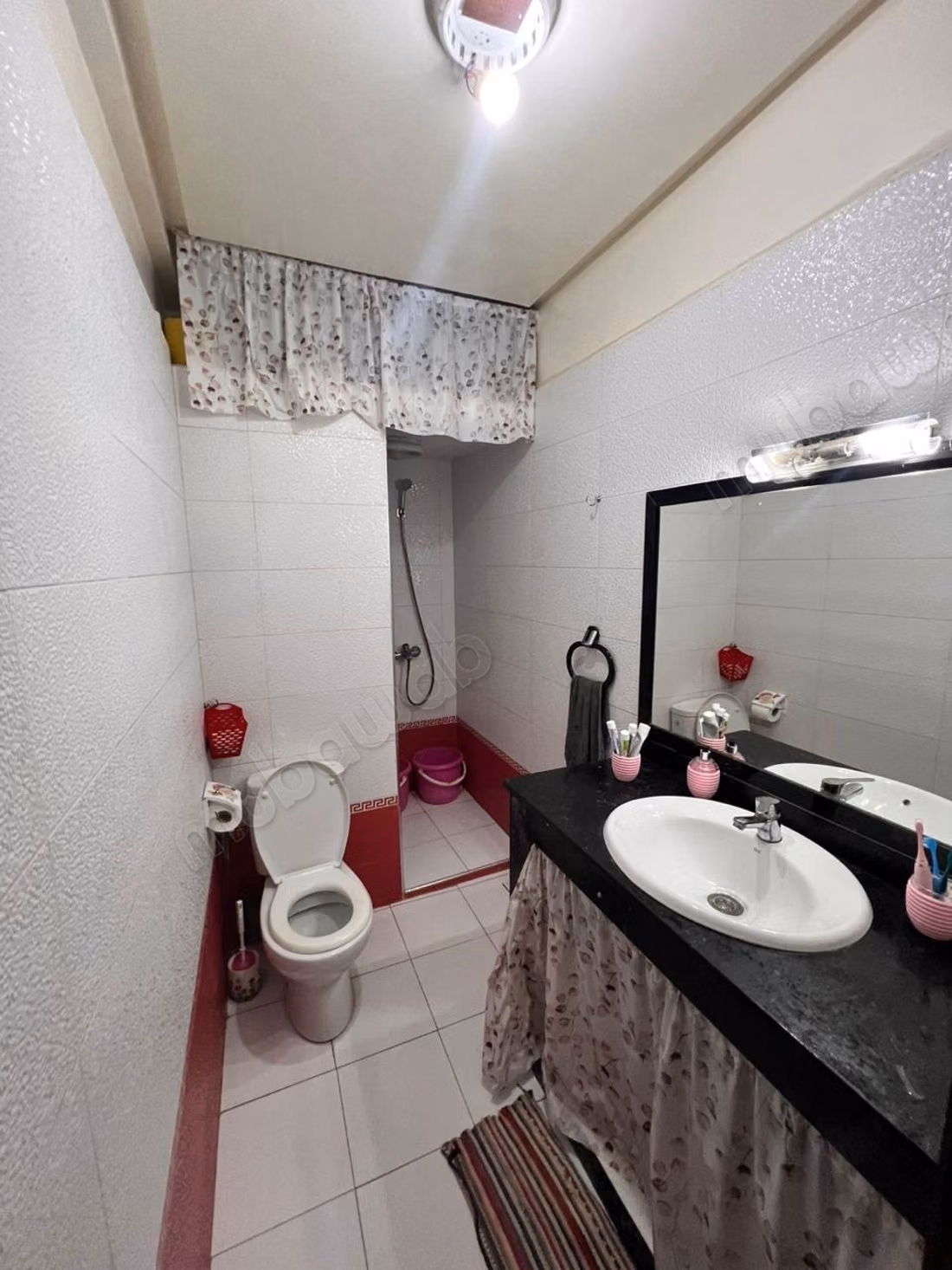 Bonito apartamento en venta en Socrate Maarif. Superficie 98 m² y salón tradicional