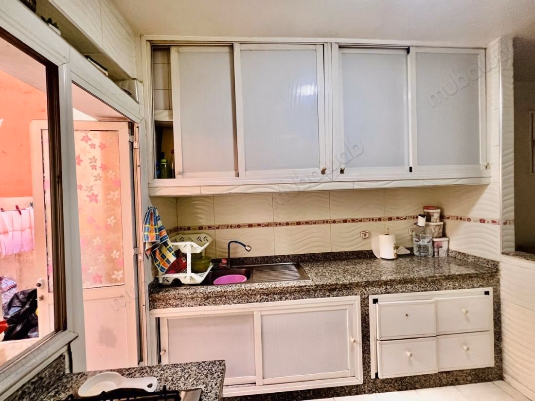 Bonito apartamento en venta en Socrate Maarif. Superficie 98 m² y salón tradicional