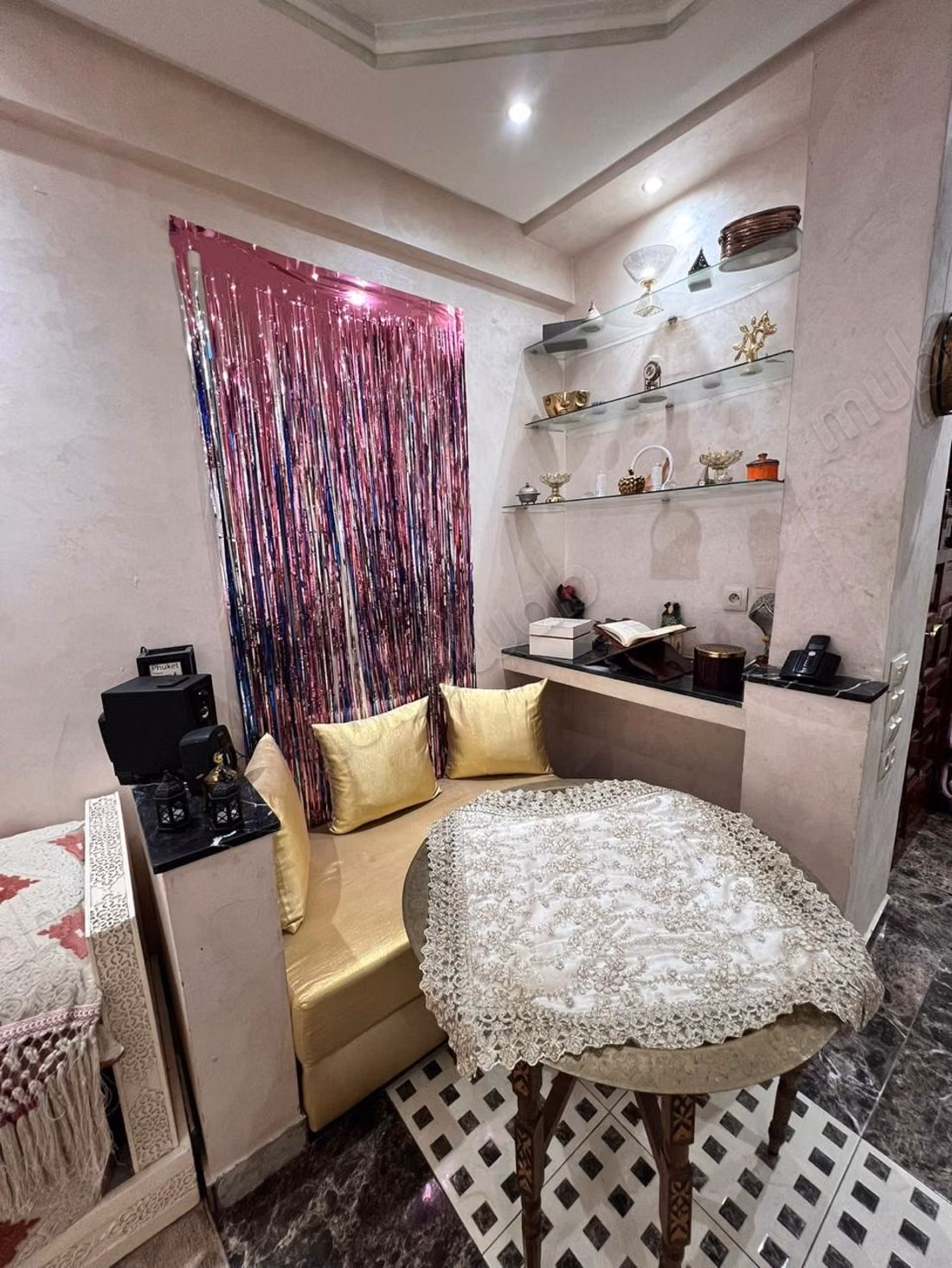 Bonito apartamento en venta en Socrate Maarif. Superficie 98 m² y salón tradicional