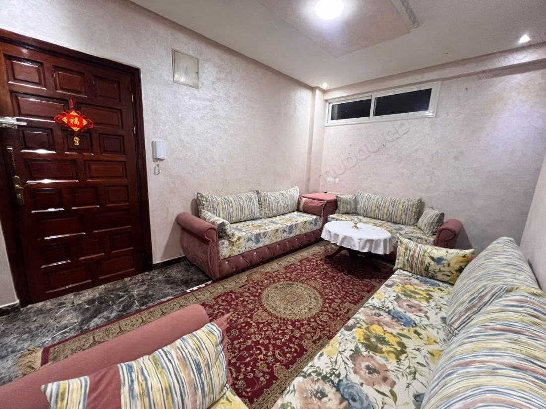Bonito apartamento en venta en Socrate Maarif. Superficie 98 m² y salón tradicional