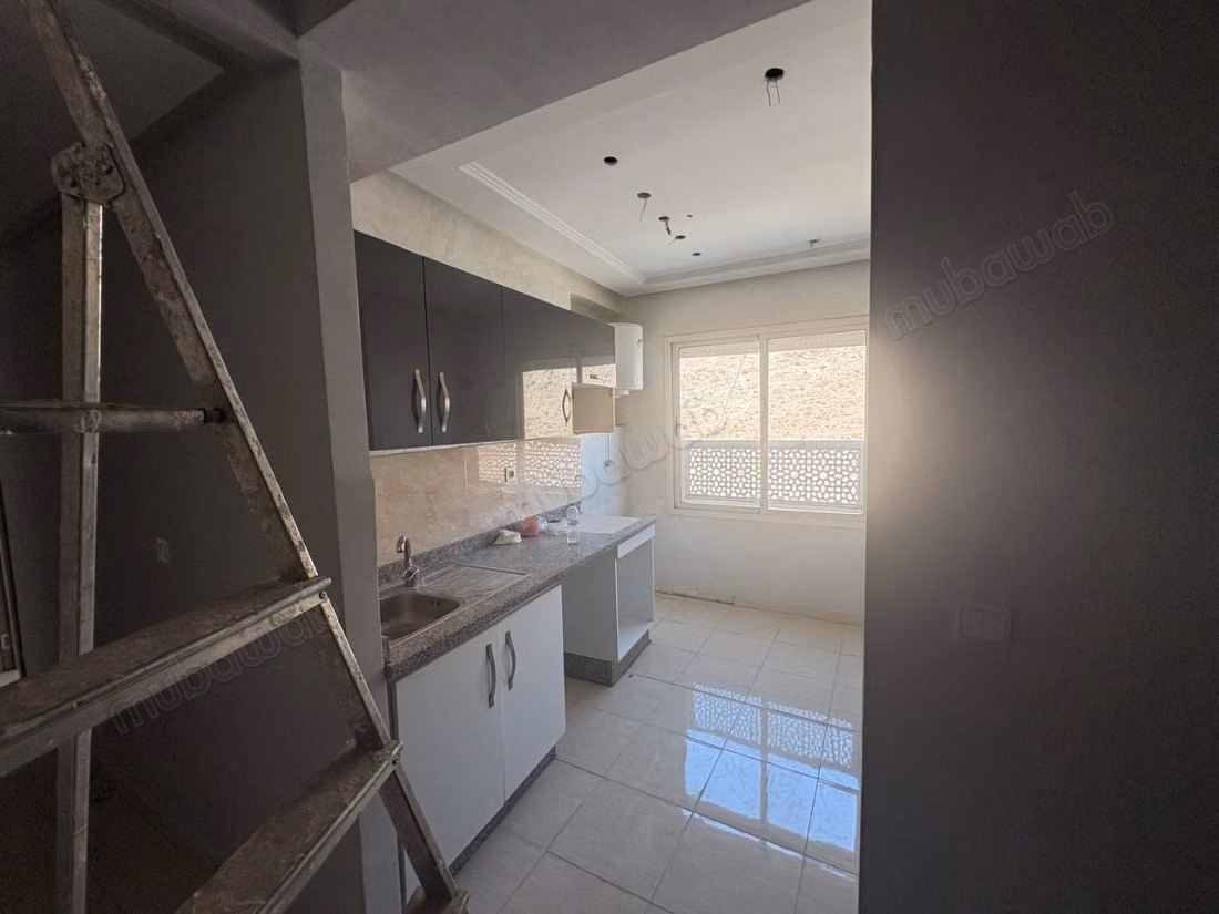 Leeg 3-slaapkamer appartement te huur in Gueliz