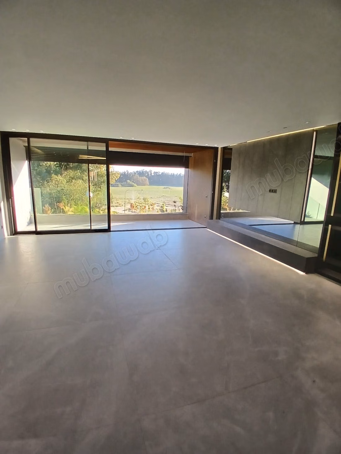 Superbe appartement à louer à Souissi. 
Surface de 170 m². 
Cheminée, piscine