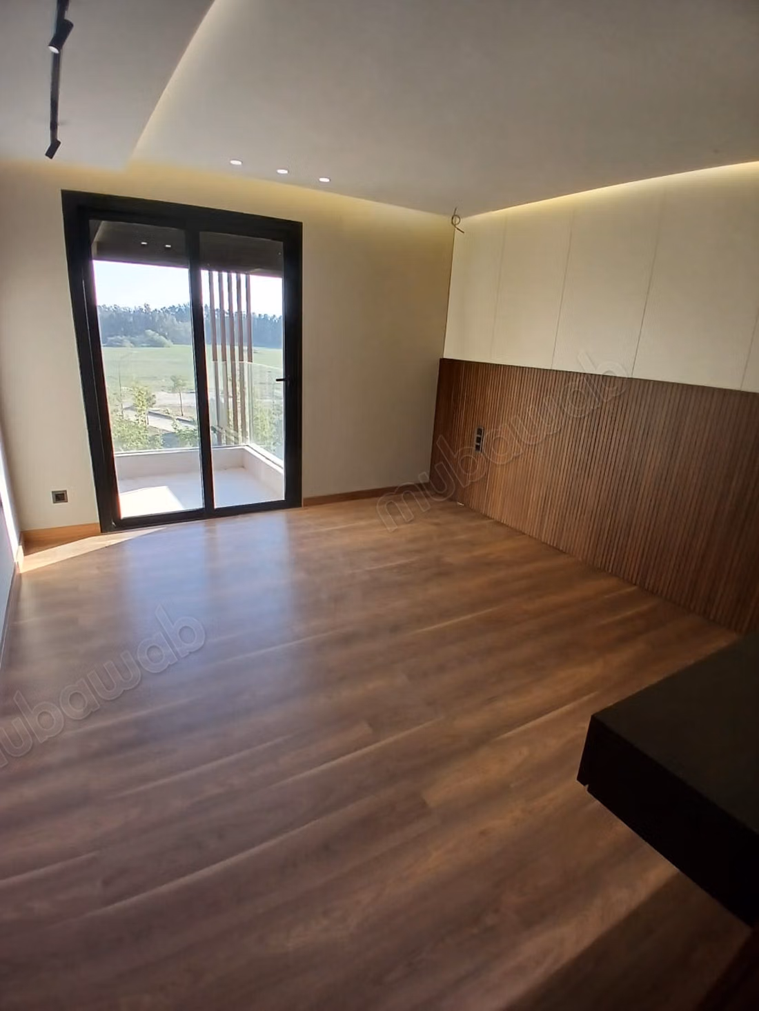 Superbe appartement à louer à Souissi. 
Surface de 170 m². 
Cheminée, piscine
