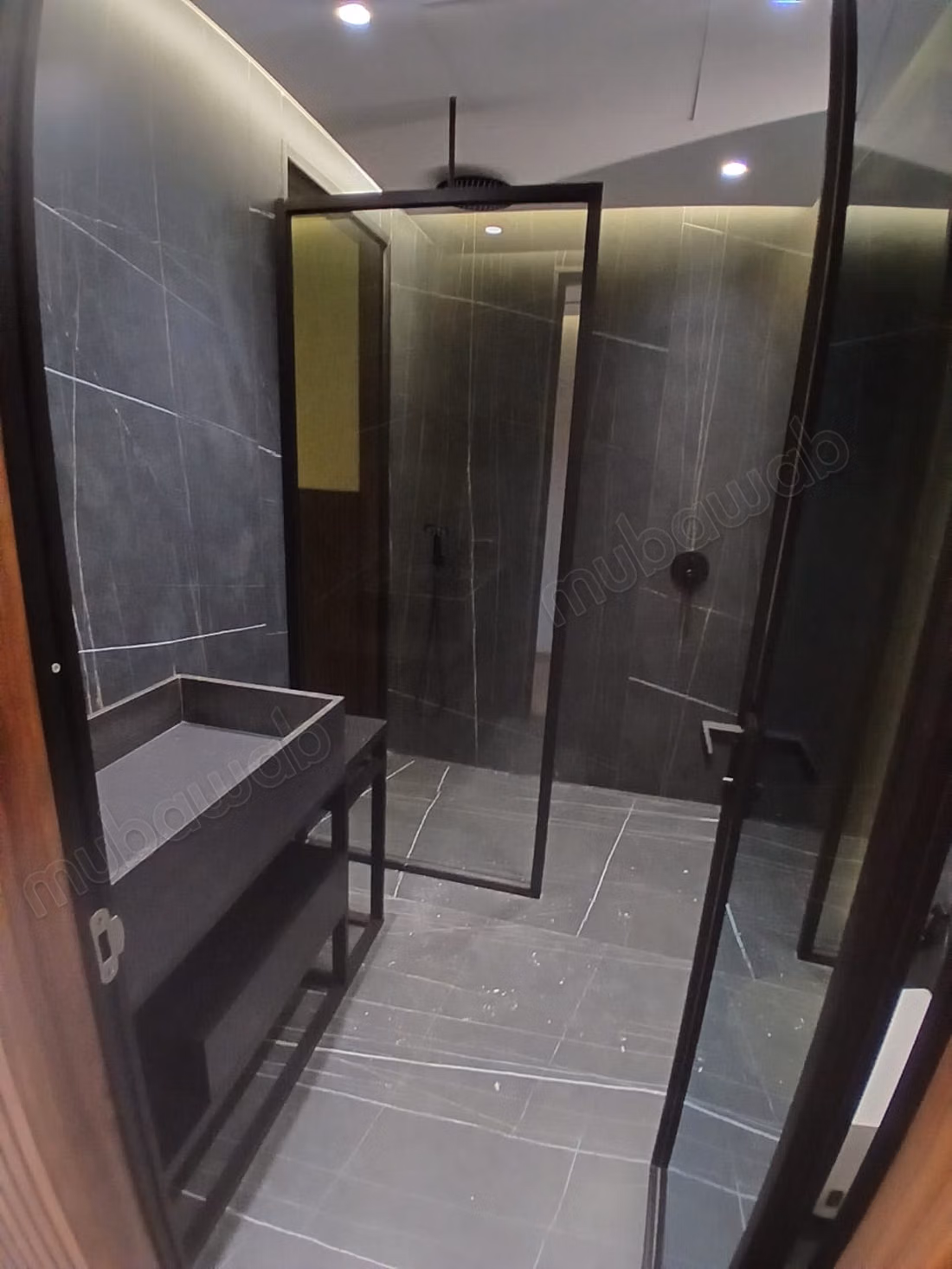 Superbe appartement à louer à Souissi. 
Surface de 170 m². 
Cheminée, piscine