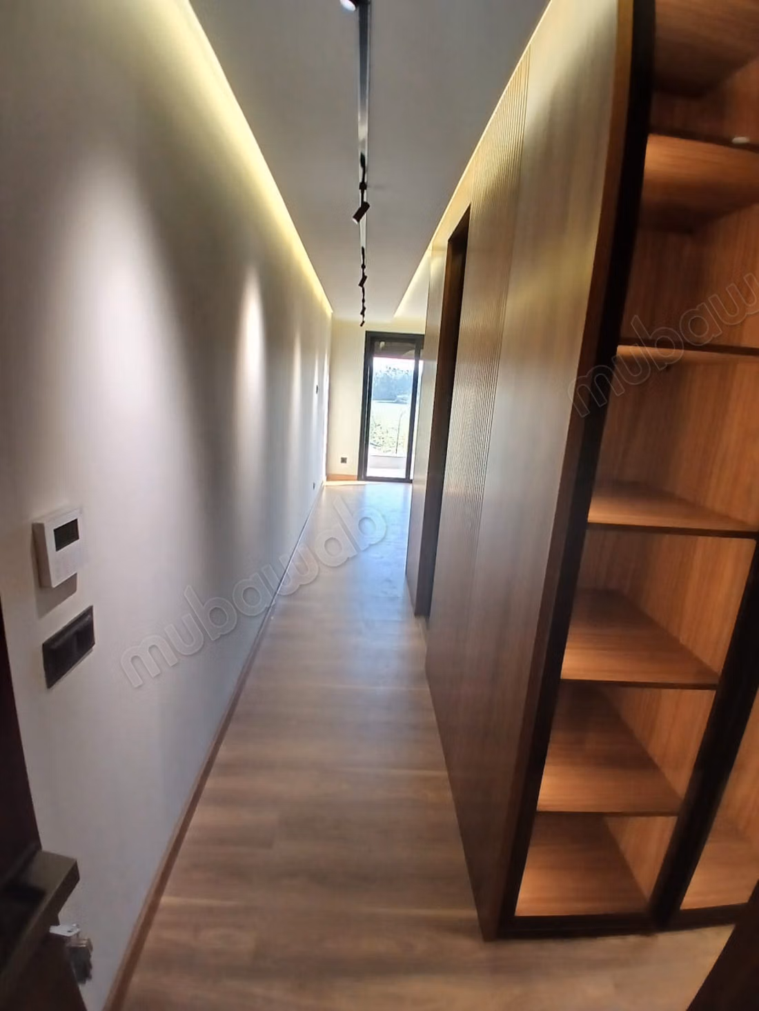 Superbe appartement à louer à Souissi. 
Surface de 170 m². 
Cheminée, piscine
