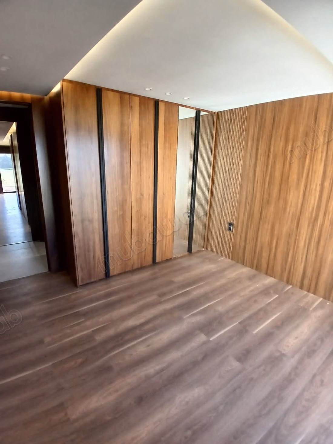 Superbe appartement à louer à Souissi. 
Surface de 170 m². 
Cheminée, piscine
