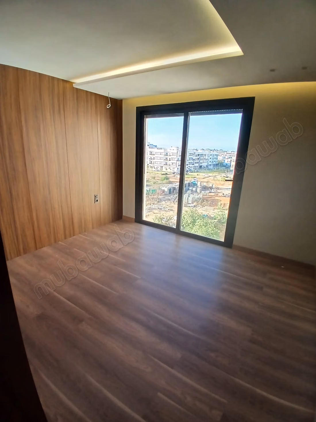 Superbe appartement à louer à Souissi. 
Surface de 170 m². 
Cheminée, piscine