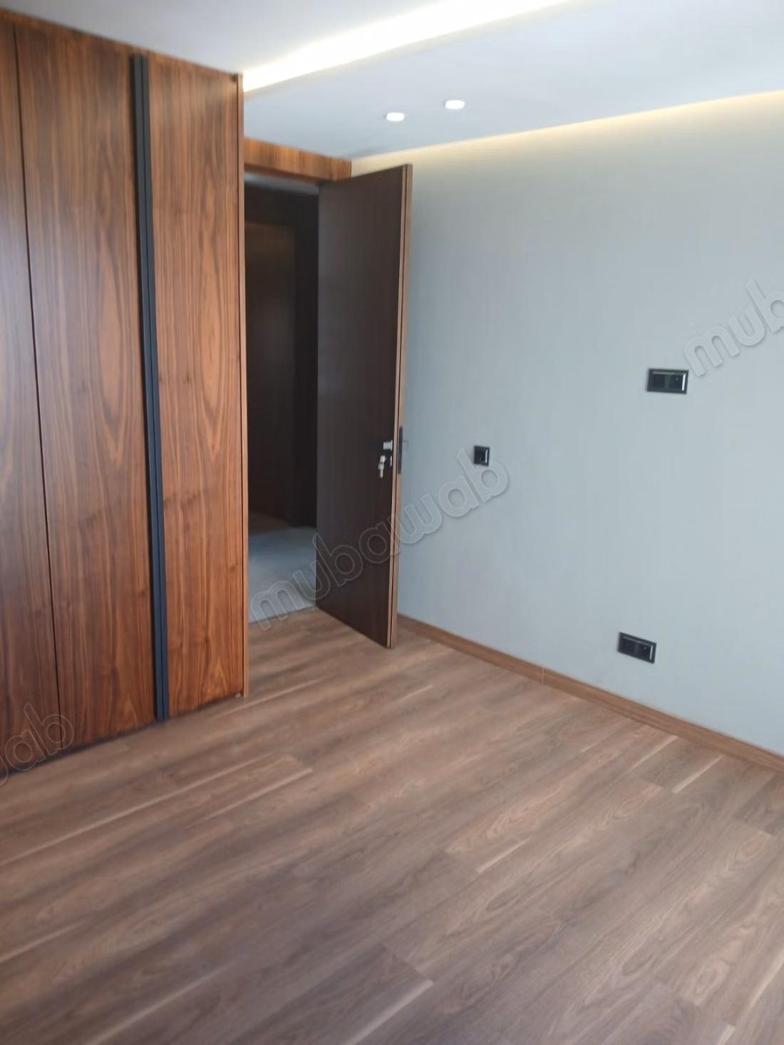 Superbe appartement à louer à Souissi. 
Surface de 170 m². 
Cheminée, piscine