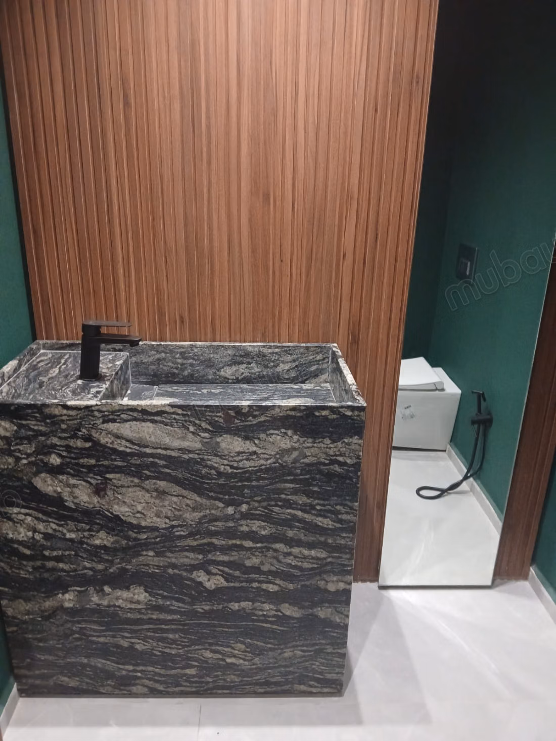 Superbe appartement à louer à Souissi. 
Surface de 170 m². 
Cheminée, piscine