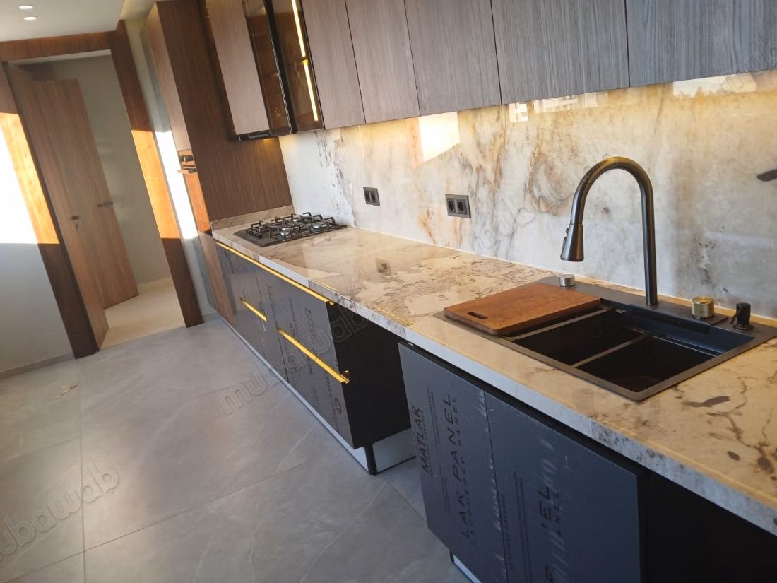 Superbe appartement à louer à Souissi. 
Surface de 170 m². 
Cheminée, piscine