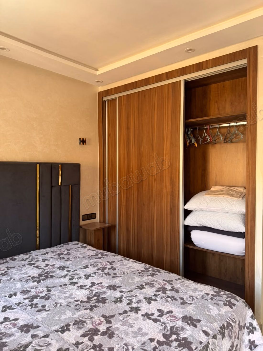 Apartment for sale in Camp Al Ghoul. 4 large rooms. Well furnished