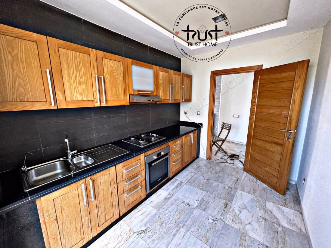 Bel appartement en location à Californie. 
3 chambres. 
Porte blindée, salon marocain traditionnel