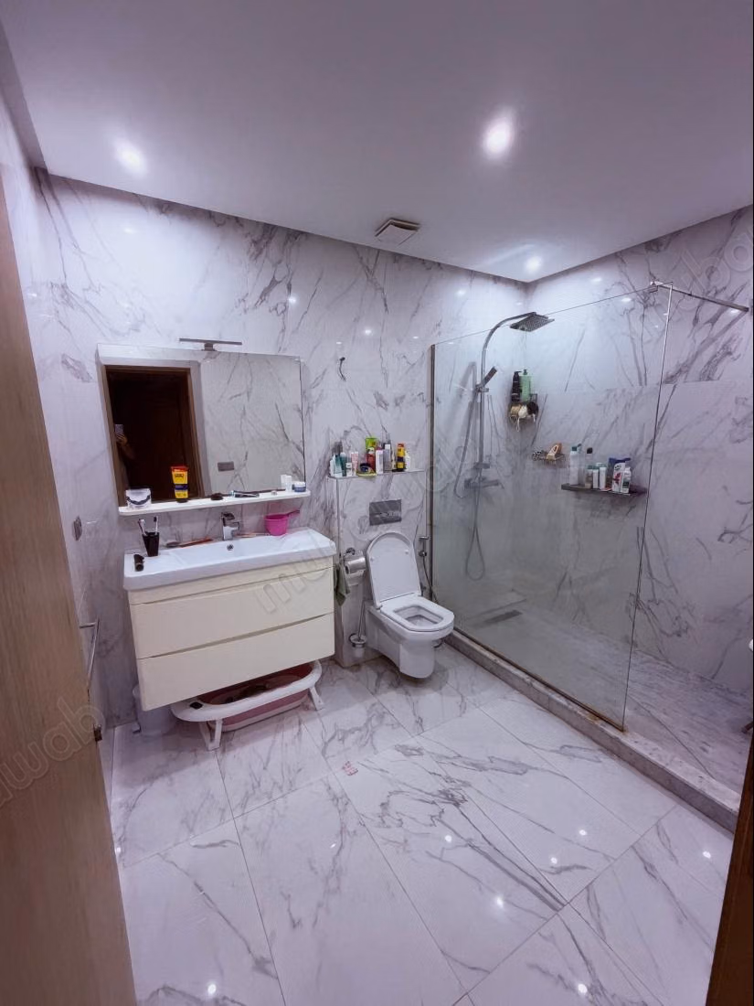 Apartment for sale in Iberia. 3 comfortable rooms. Traditional lounge and satellite dish system.