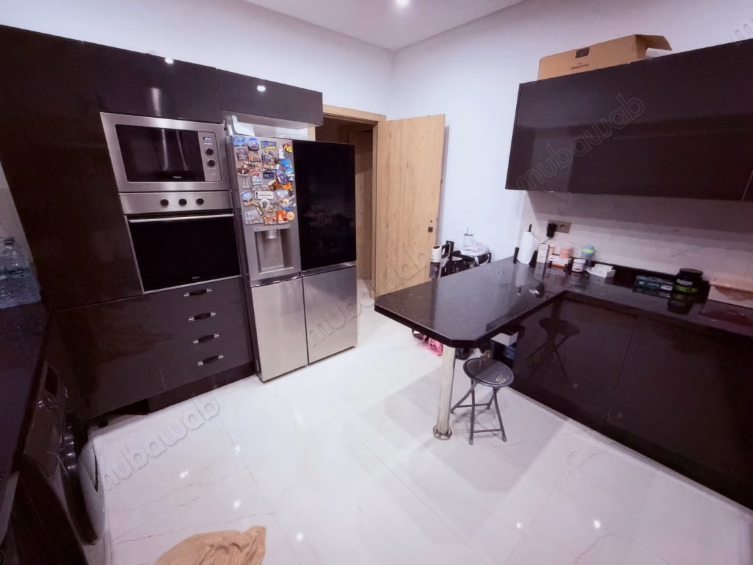Apartment for sale in Iberia. 3 comfortable rooms. Traditional lounge and satellite dish system.