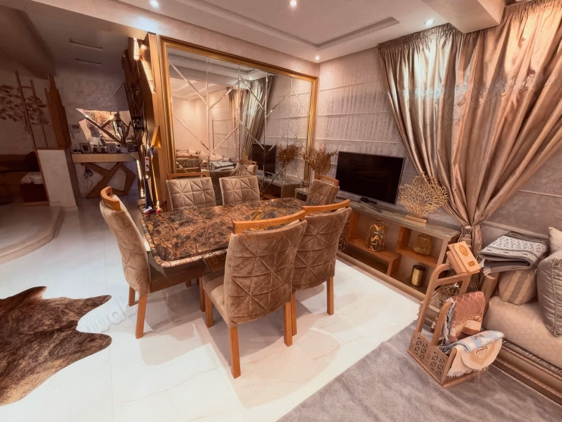 Apartment for sale in Iberia. 3 comfortable rooms. Traditional lounge and satellite dish system.