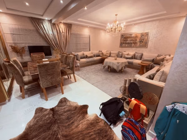 Appartement te koop in Iberia. 3 comfortabele kamers. Traditionele woonkamer en satellietschotel systeem.