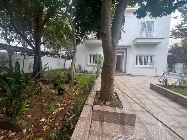 Espectacular villa en alquiler en el centro de la ciudad de Hassan. Superficie de 400 m². Puerta blindada y parabólica