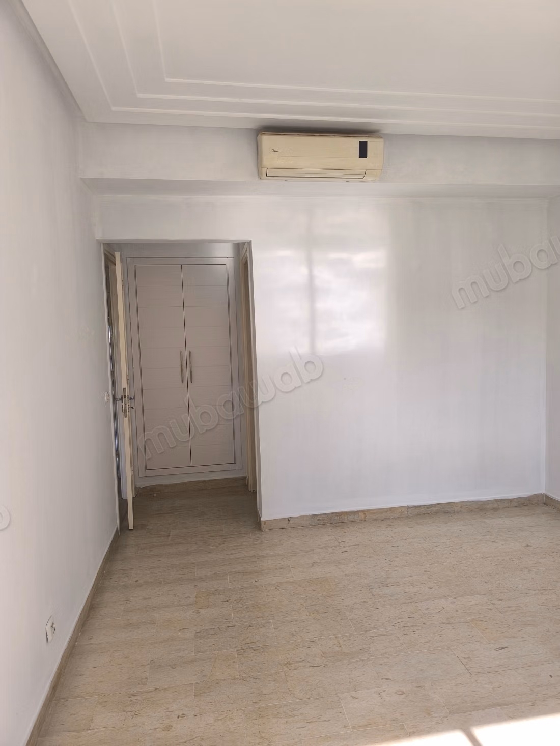 Apartment for rent in Bhar Lazreg. 2 pleasant rooms. Double glazing and central heating