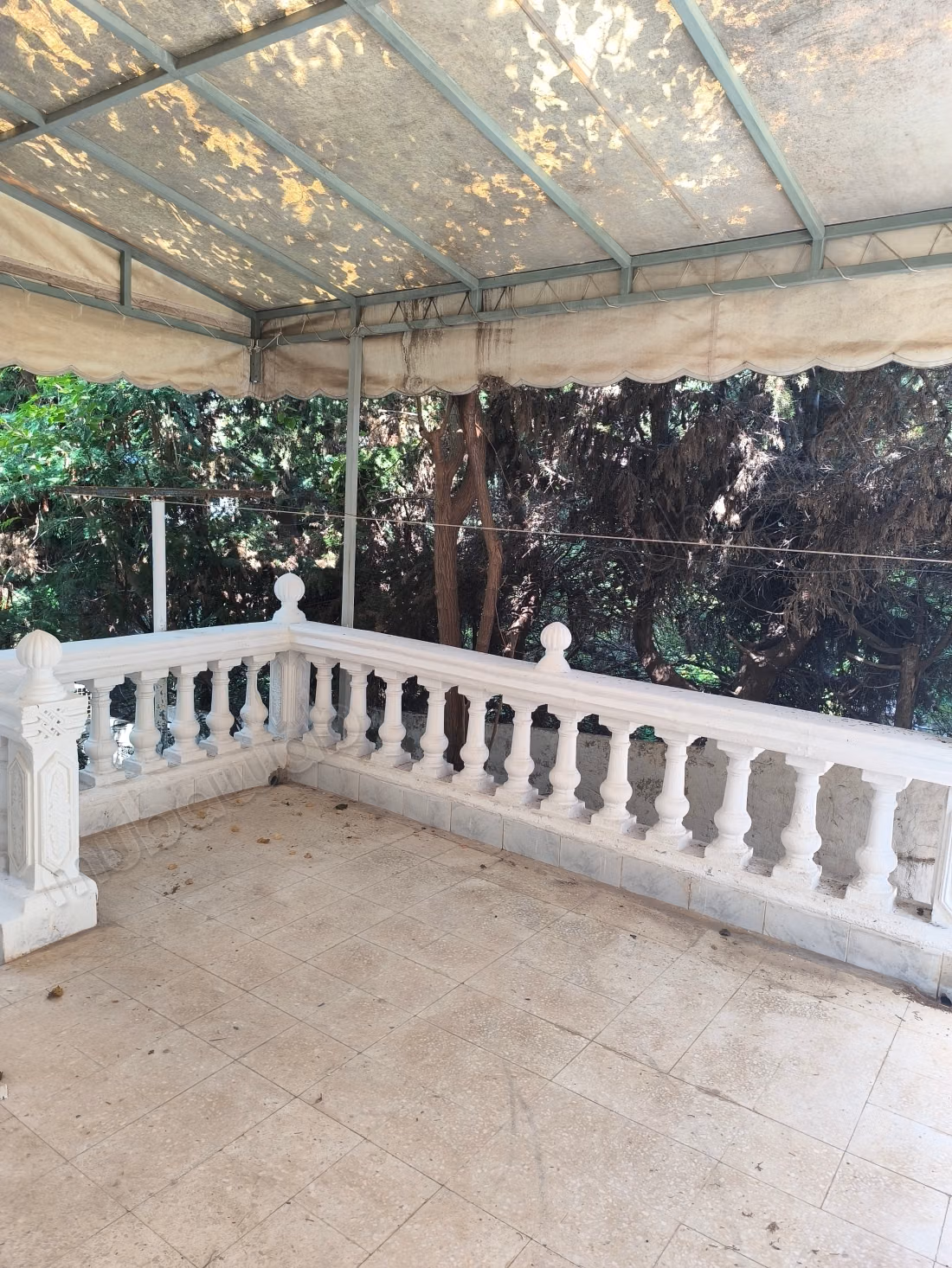 Villa de haut standing à louer à Gammarth Supérieur. Surface de 850 m². Double vitrage et chauffage central