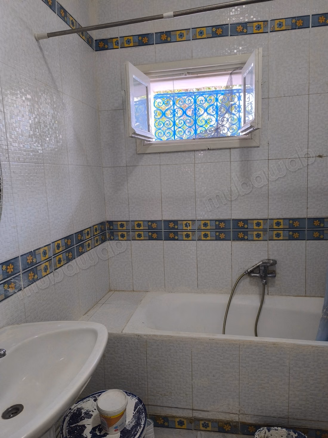 Villa de haut standing à louer à Gammarth Supérieur. Surface de 850 m². Double vitrage et chauffage central