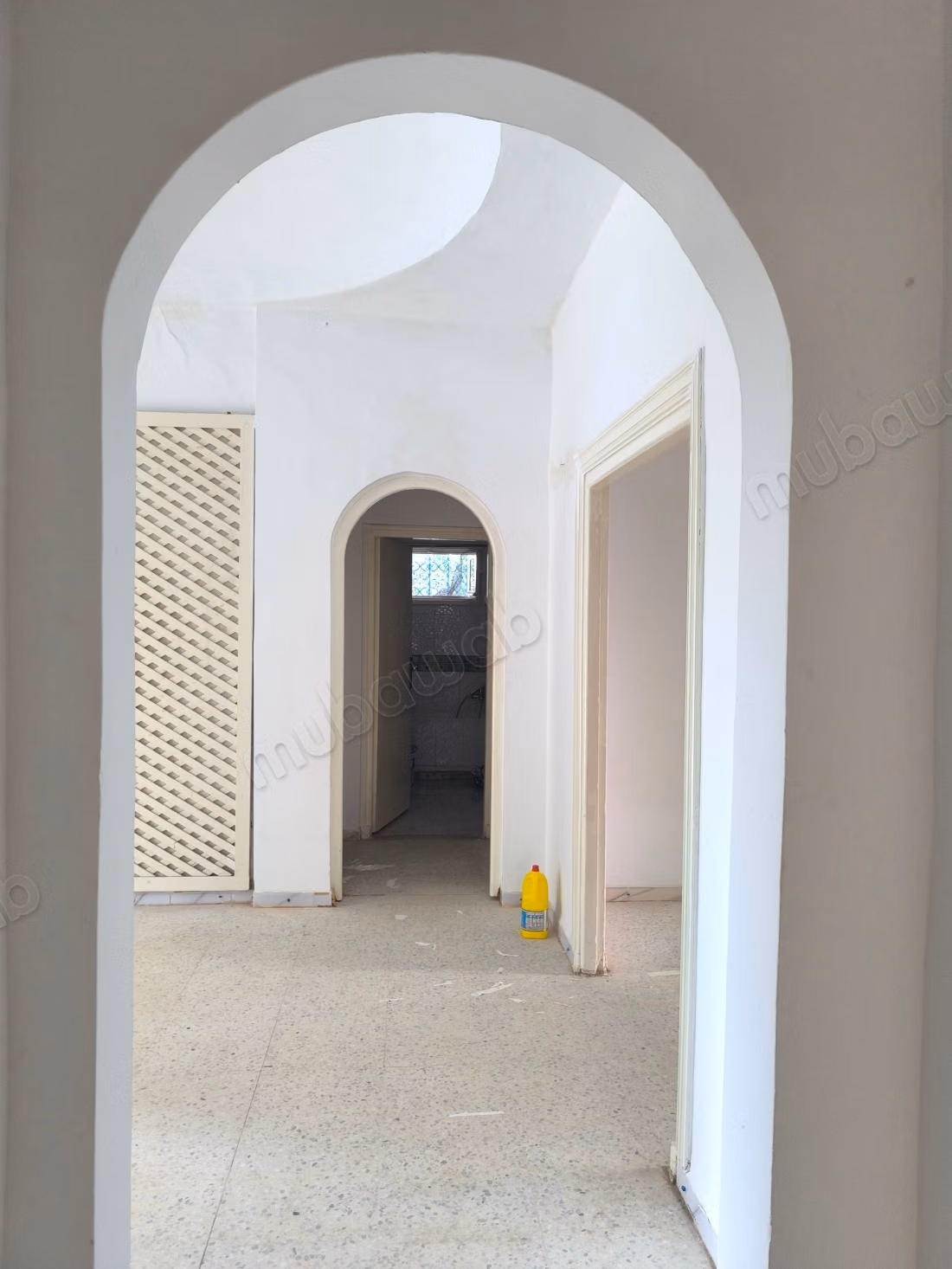 Villa de haut standing à louer à Gammarth Supérieur. Surface de 850 m². Double vitrage et chauffage central
