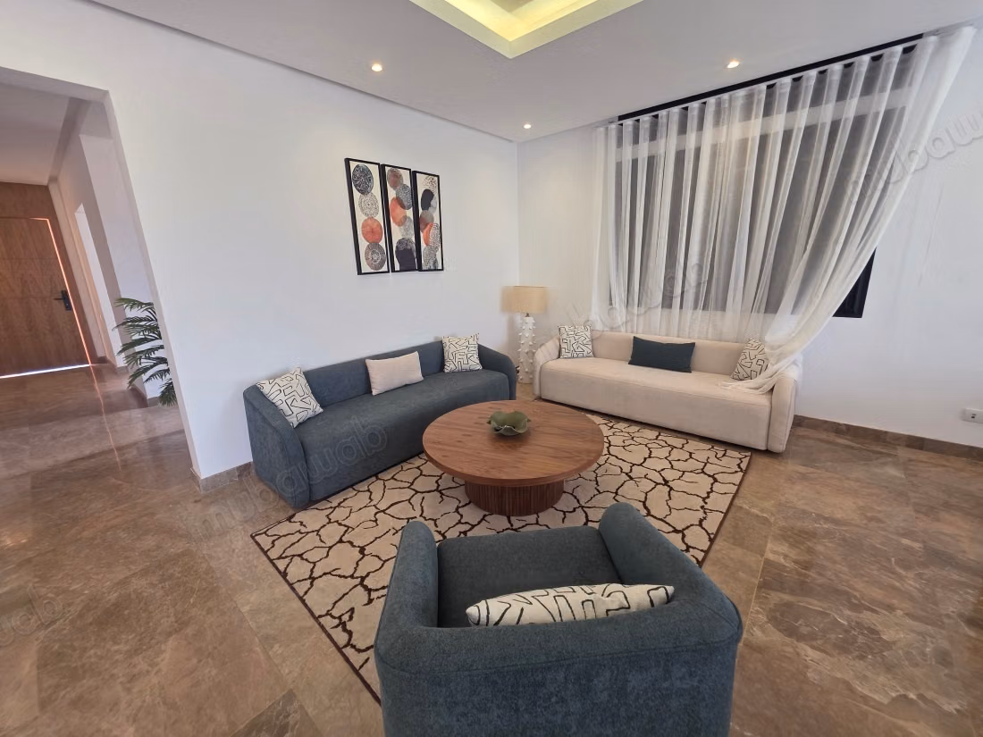 Belle maison en location à Ourika. 
5 grandes pièces. 
Meublé