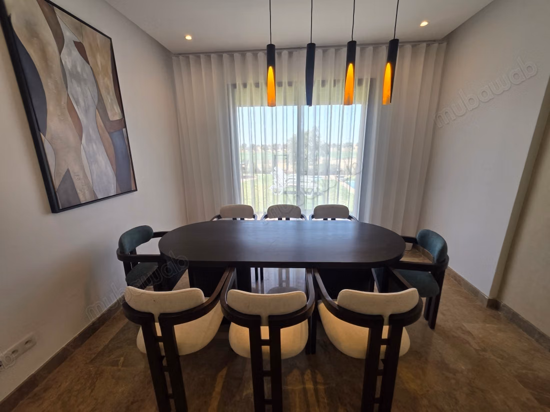 Belle maison en location à Ourika. 
5 grandes pièces. 
Meublé