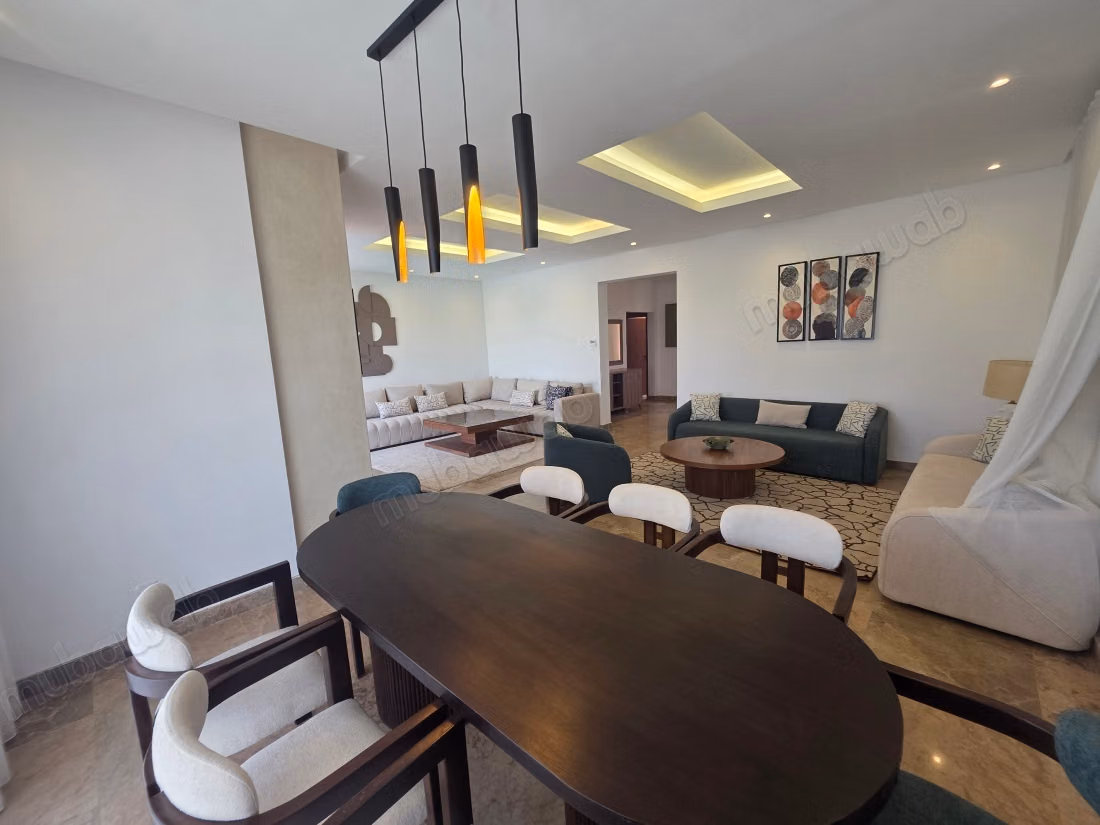 Belle maison en location à Ourika. 
5 grandes pièces. 
Meublé