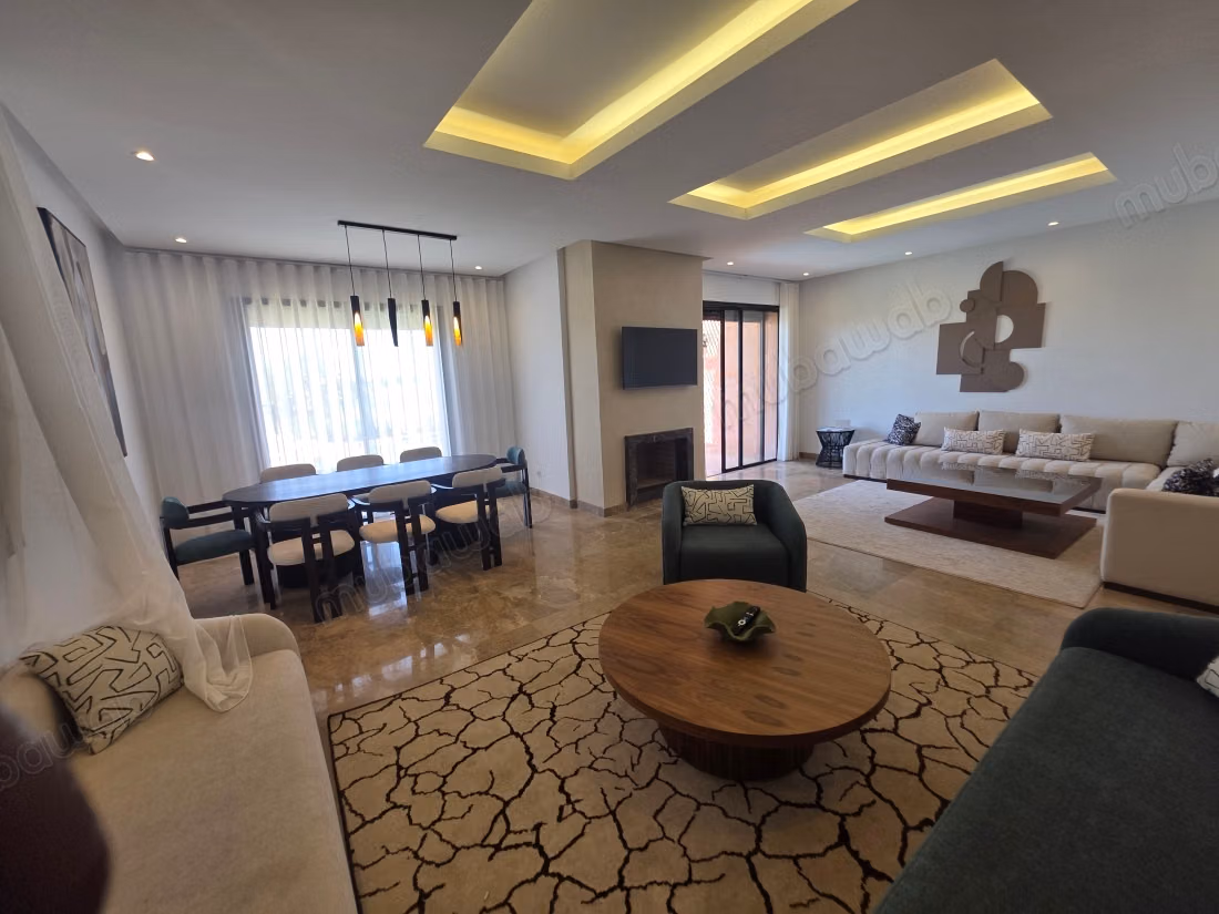 Belle maison en location à Ourika. 
5 grandes pièces. 
Meublé