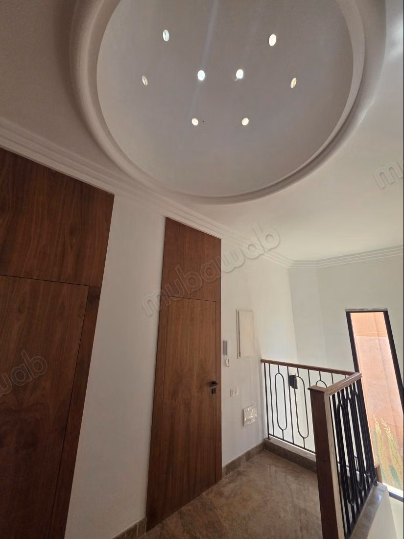 Belle maison en location à Ourika. 
5 grandes pièces. 
Meublé