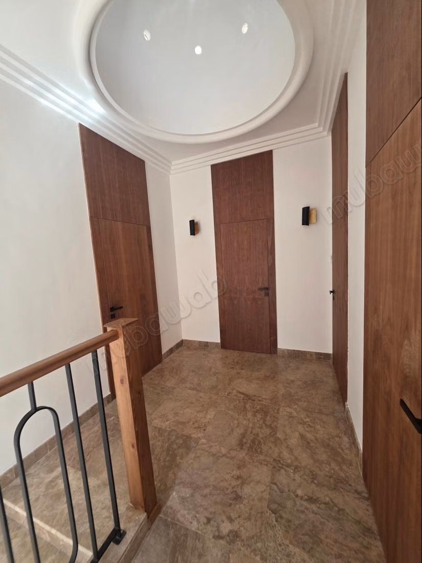 Belle maison en location à Ourika. 
5 grandes pièces. 
Meublé