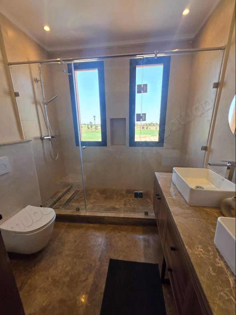 Belle maison en location à Ourika. 
5 grandes pièces. 
Meublé
