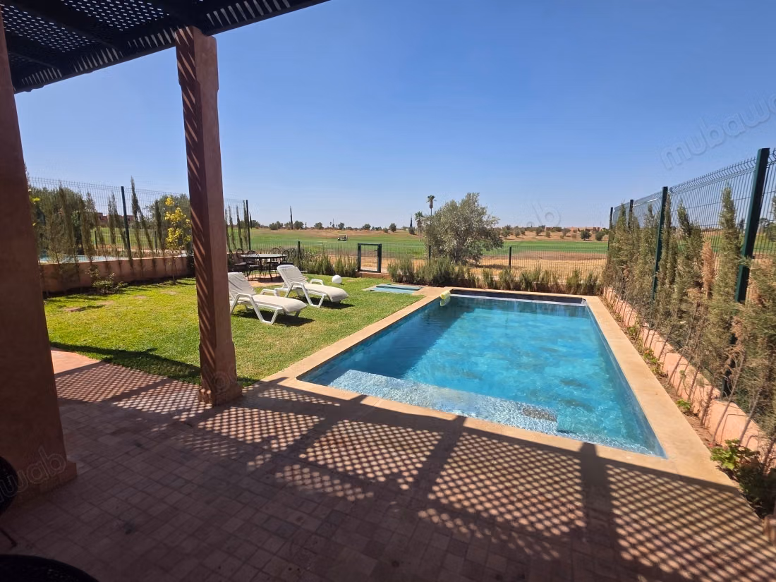 Belle maison en location à Ourika. 
5 grandes pièces. 
Meublé