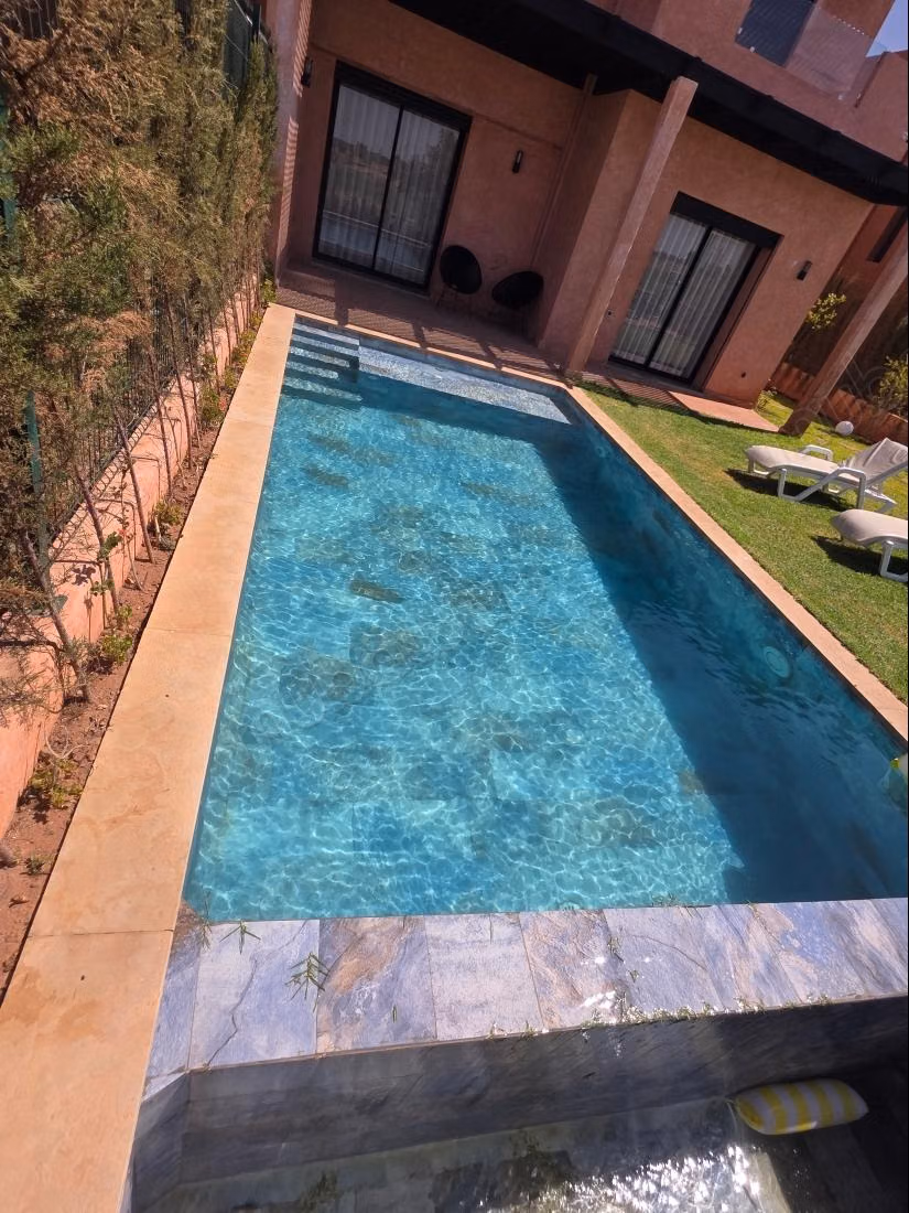Belle maison en location à Ourika. 
5 grandes pièces. 
Meublé