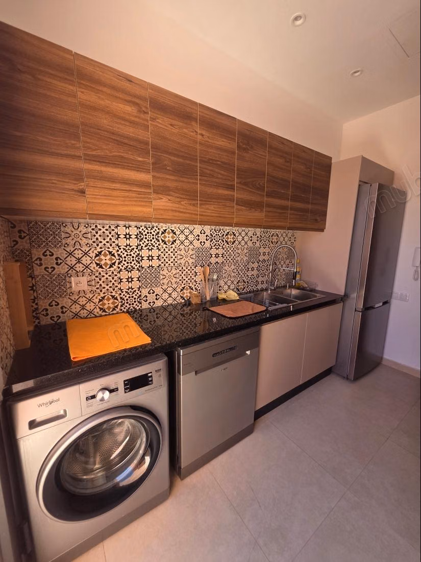 Belle maison en location à Ourika. 
5 grandes pièces. 
Meublé