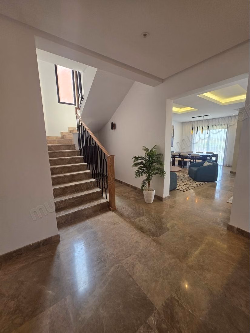 Belle maison en location à Ourika. 
5 grandes pièces. 
Meublé