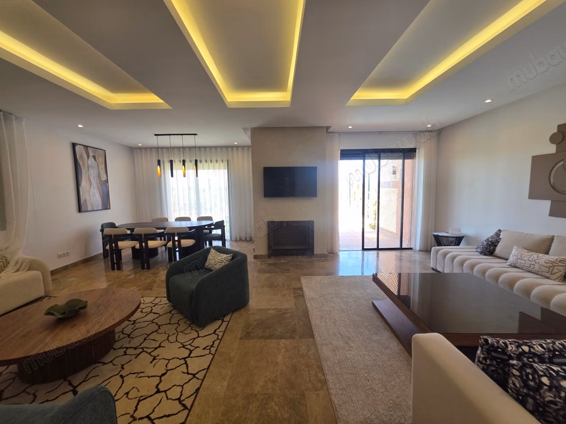 Belle maison en location à Ourika. 
5 grandes pièces. 
Meublé