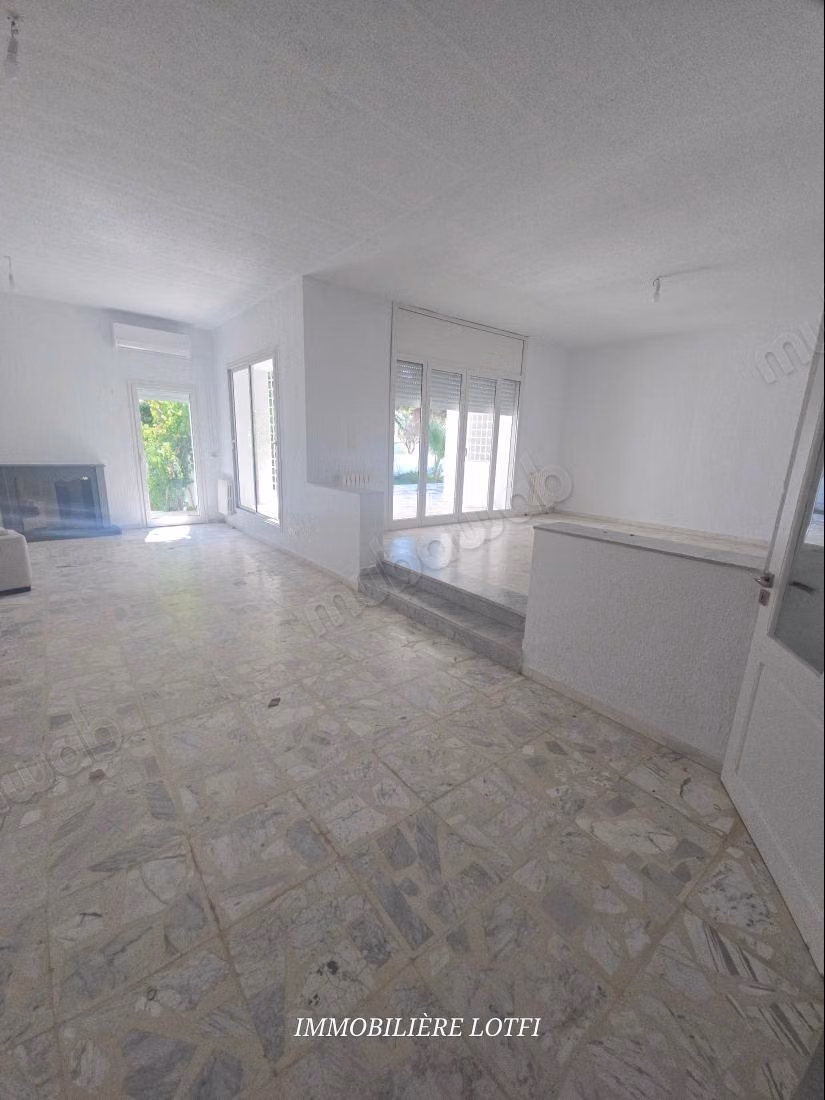 Affitto villa di lusso a Cité Erriadh. Superficie di 500 m². Finestre a doppio vetro e porta blindata.