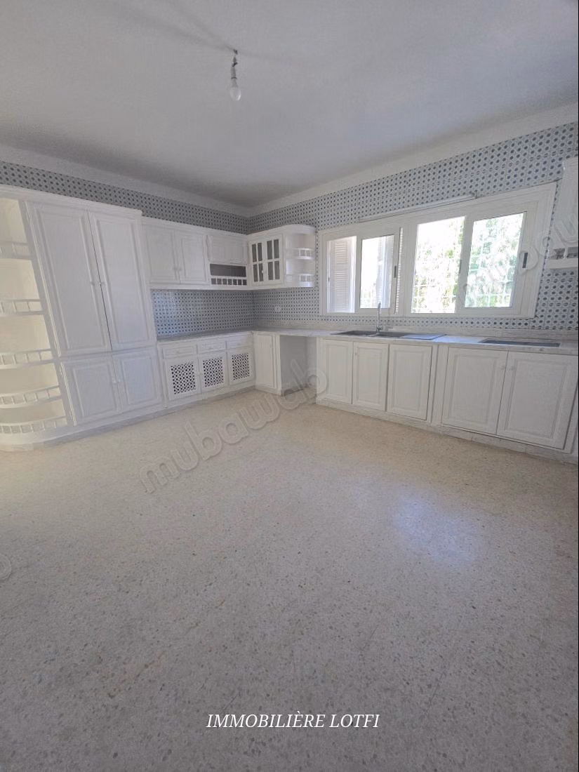 Affitto villa di lusso a Cité Erriadh. Superficie di 500 m². Finestre a doppio vetro e porta blindata.