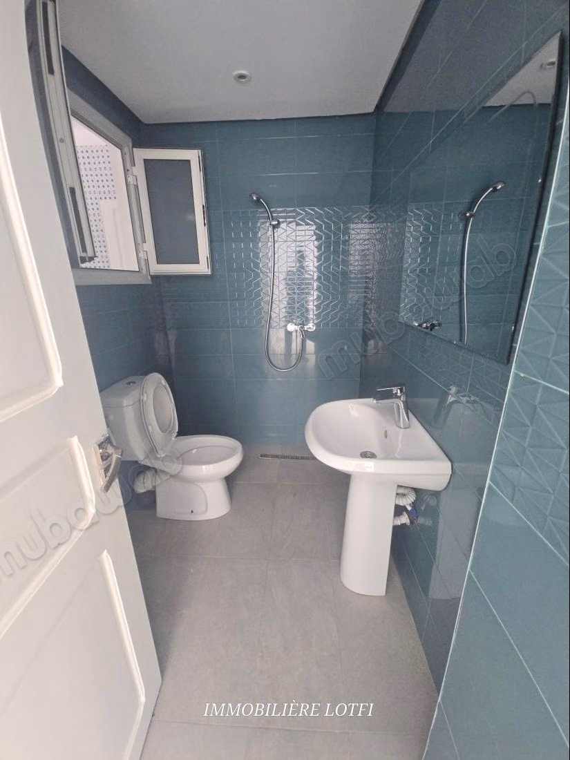 Affitto villa di lusso a Cité Erriadh. Superficie di 500 m². Finestre a doppio vetro e porta blindata.