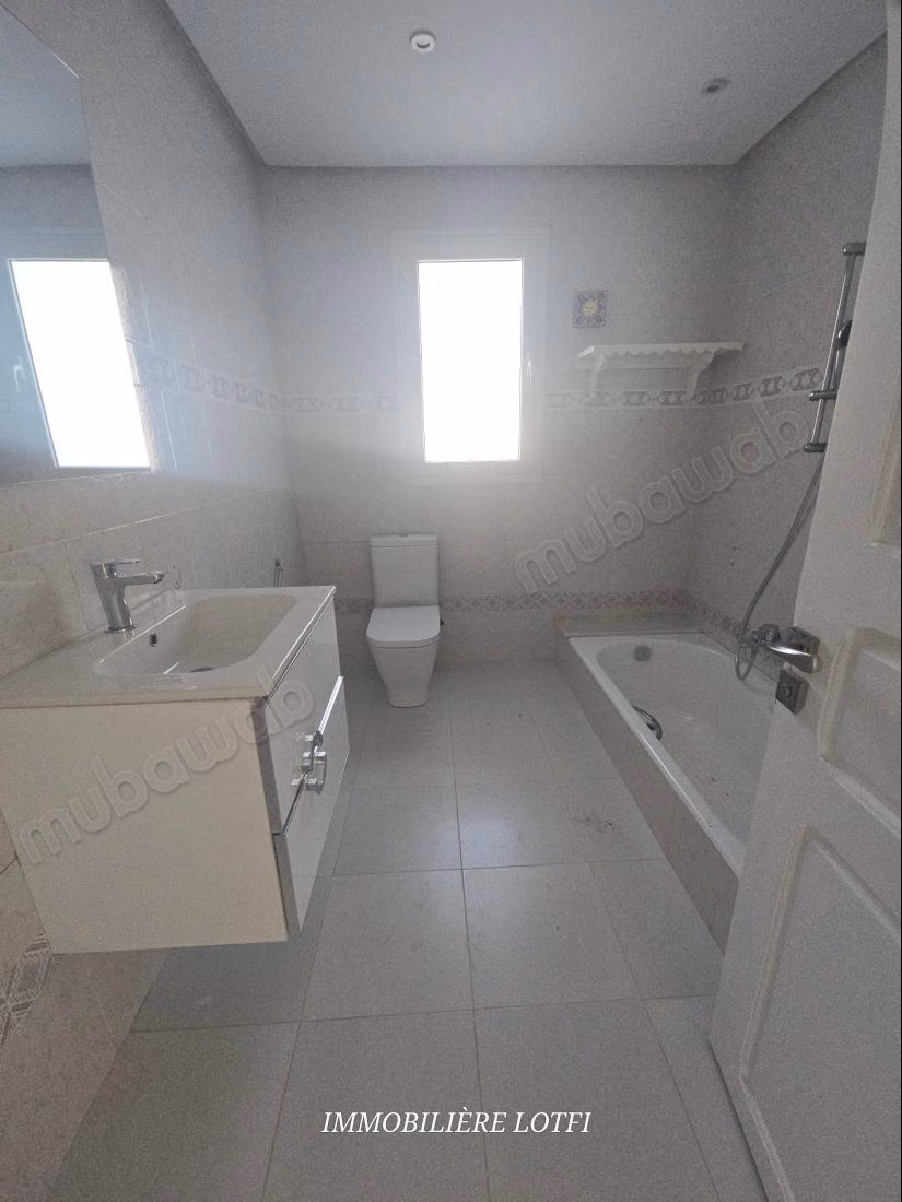 Affitto villa di lusso a Cité Erriadh. Superficie di 500 m². Finestre a doppio vetro e porta blindata.