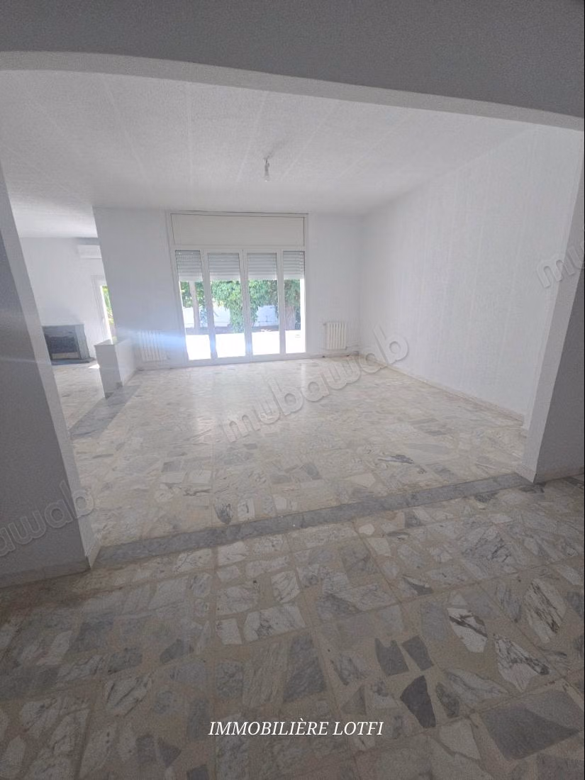 Affitto villa di lusso a Cité Erriadh. Superficie di 500 m². Finestre a doppio vetro e porta blindata.
